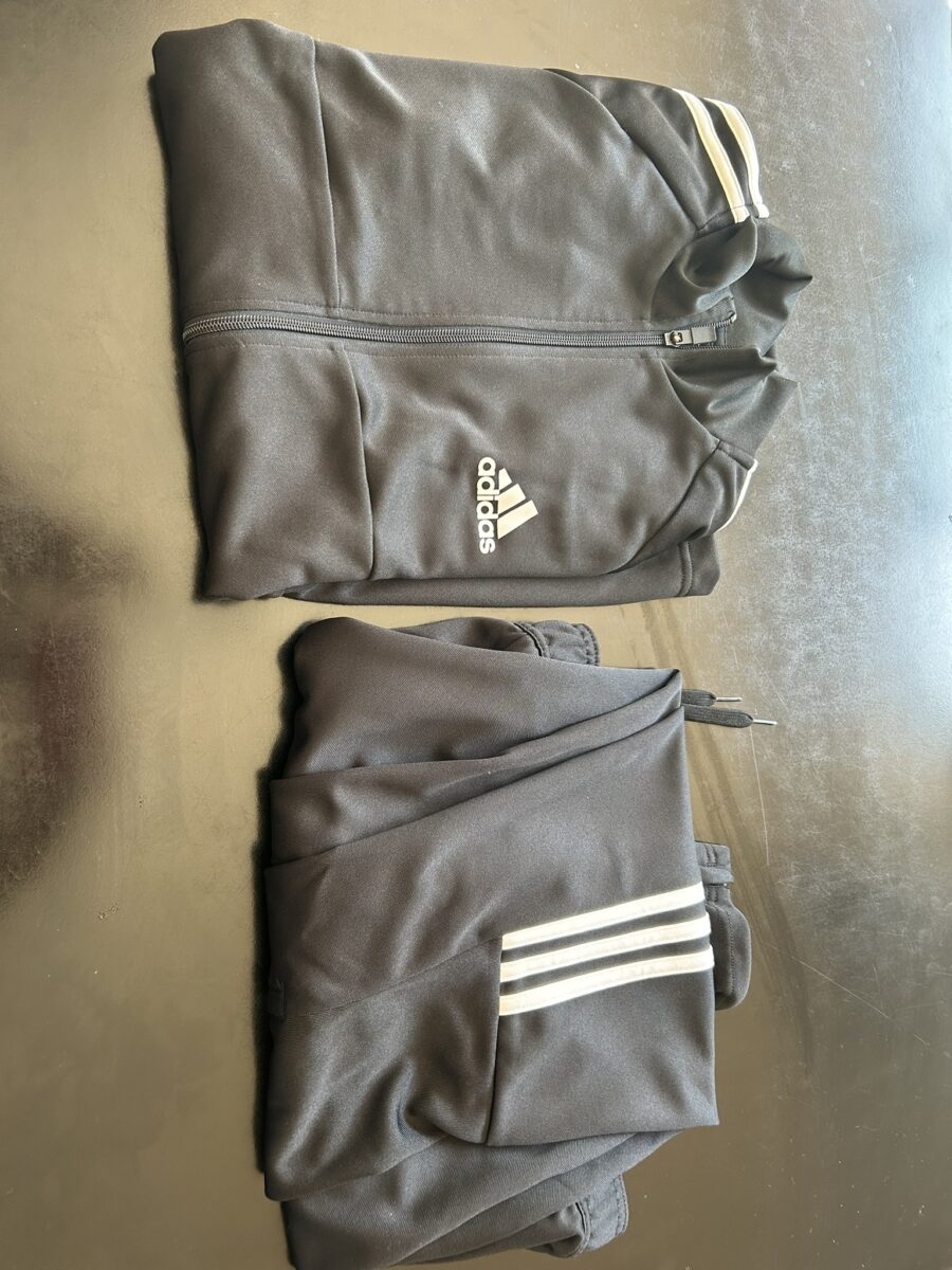 adidasのジャージ上下