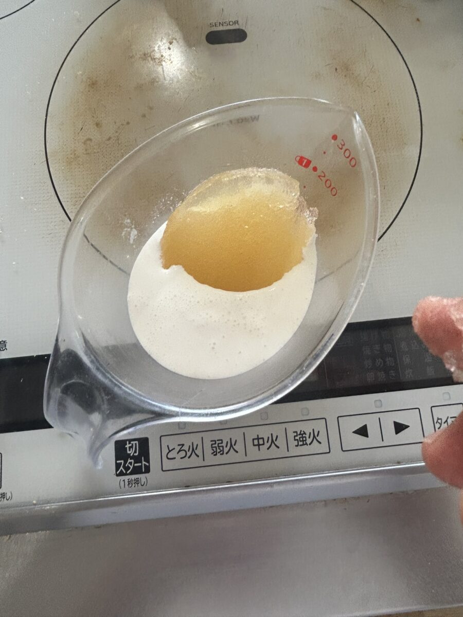 ゼラチンに生クリームを混ぜる